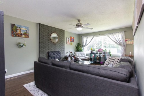 6308 61 Avenue, Red Deer, AB - Indoor Photo Showing Living Room
