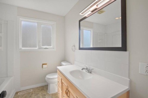 11 Oxbow Street, Red Deer, AB - Indoor Photo Showing Bathroom