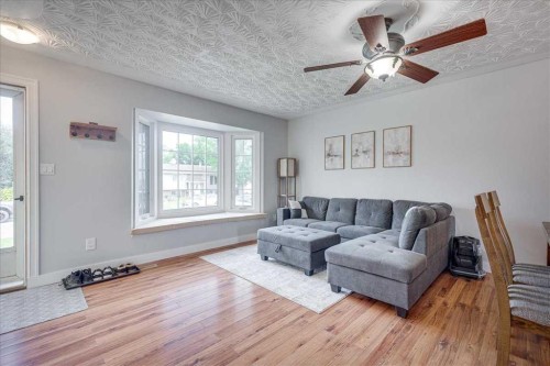 4709 55 Avenue, Rimbey, AB - Indoor Photo Showing Living Room