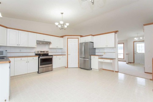 19 Logan Close, Red Deer, AB - Indoor Photo Showing Kitchen With Stainless Steel Kitchen