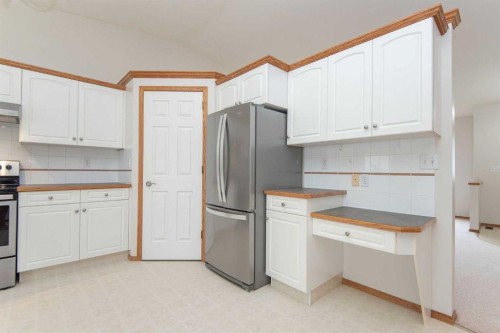 19 Logan Close, Red Deer, AB - Indoor Photo Showing Kitchen