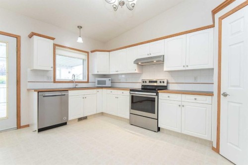 19 Logan Close, Red Deer, AB - Indoor Photo Showing Kitchen With Stainless Steel Kitchen