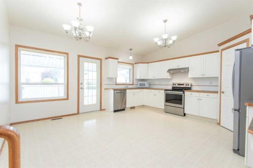 19 Logan Close, Red Deer, AB - Indoor Photo Showing Kitchen