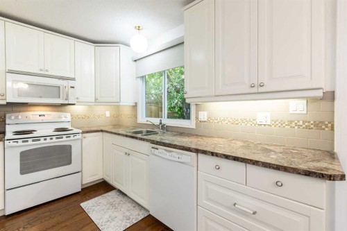 4003 53 Avenue, Innisfail, AB - Indoor Photo Showing Kitchen With Double Sink