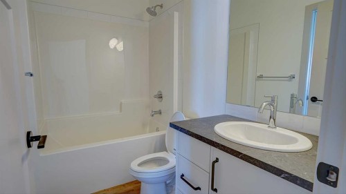 19 Ian Way, Sylvan Lake, AB - Indoor Photo Showing Bathroom
