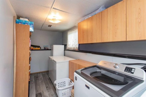 153 Westview Crescent, Blackfalds, AB - Indoor Photo Showing Laundry Room