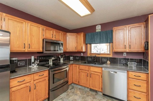 153 Westview Crescent, Blackfalds, AB - Indoor Photo Showing Kitchen