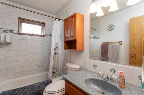 153 Westview Crescent, Blackfalds, AB - Indoor Photo Showing Bathroom