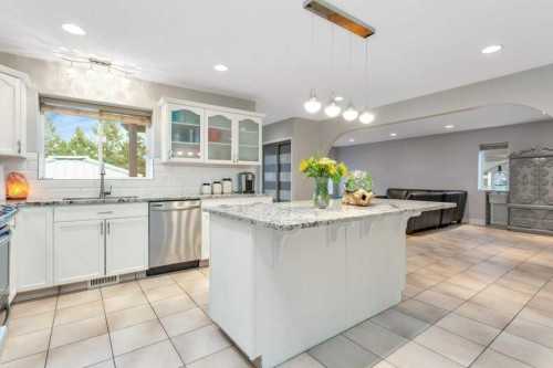13 Fern Crescent, Sylvan Lake, AB - Indoor Photo Showing Kitchen With Upgraded Kitchen
