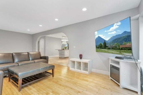 13 Fern Crescent, Sylvan Lake, AB - Indoor Photo Showing Living Room