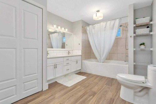 13 Fern Crescent, Sylvan Lake, AB - Indoor Photo Showing Bathroom