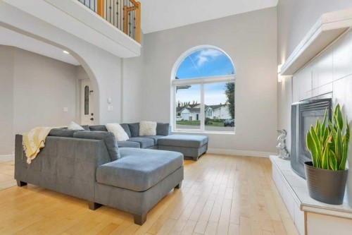 13 Fern Crescent, Sylvan Lake, AB - Indoor Photo Showing Living Room