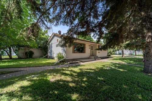 4814 49 Avenue, Forestburg, AB - Outdoor