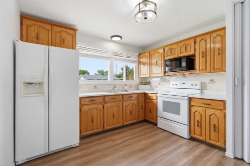 23 Fairway Avenue, Red Deer, AB - Indoor Photo Showing Kitchen