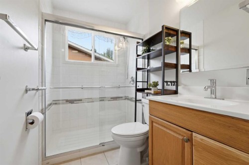 23 Fairway Avenue, Red Deer, AB - Indoor Photo Showing Bathroom