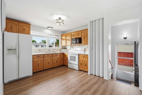 23 Fairway Avenue, Red Deer, AB - Indoor Photo Showing Kitchen