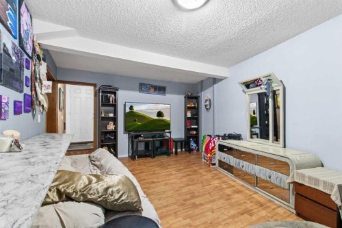 5224 50 Avenue, Sylvan Lake, AB - Indoor Photo Showing Bedroom