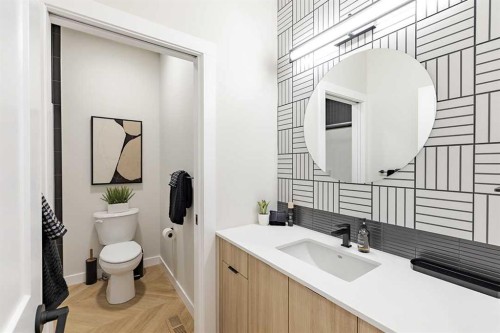 190 Rosemary Gardens Se, Calgary, AB - Indoor Photo Showing Bathroom