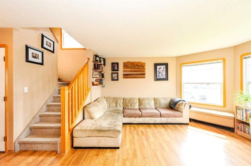 7310 46 Avenue, Camrose, AB - Indoor Photo Showing Living Room