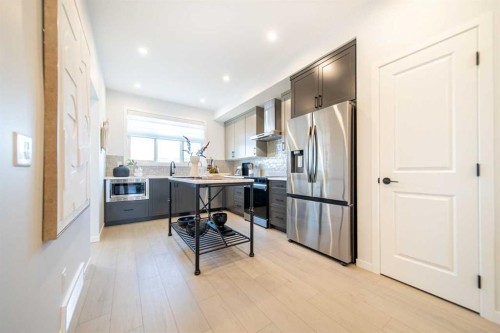 524 Tekarra Drive Nw, Calgary, AB - Indoor Photo Showing Kitchen With Upgraded Kitchen