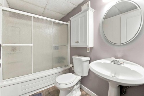 149 Mcdougall Crescent, Red Deer, AB - Indoor Photo Showing Bathroom