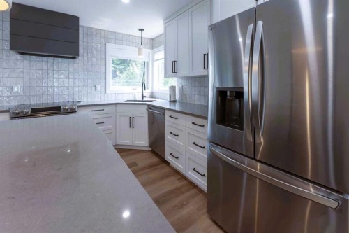 19 Royal Crescent, Lacombe, AB - Indoor Photo Showing Kitchen With Upgraded Kitchen