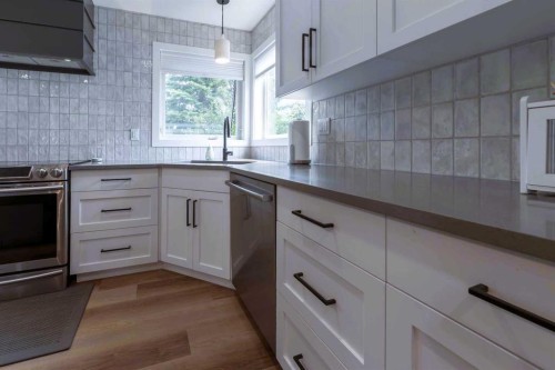 19 Royal Crescent, Lacombe, AB - Indoor Photo Showing Kitchen With Upgraded Kitchen