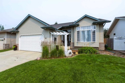 19 Royal Crescent, Lacombe, AB - Outdoor