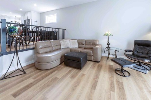19 Royal Crescent, Lacombe, AB - Indoor Photo Showing Living Room