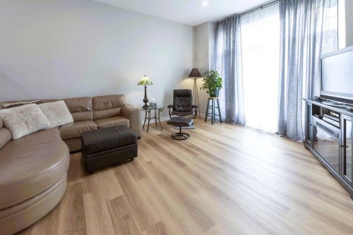 19 Royal Crescent, Lacombe, AB - Indoor Photo Showing Living Room