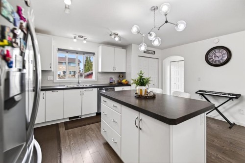 318 Teasdale Drive, Red Deer, AB - Indoor Photo Showing Kitchen With Double Sink
