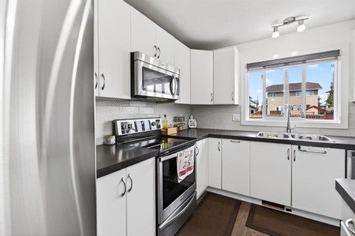 318 Teasdale Drive, Red Deer, AB - Indoor Photo Showing Kitchen With Stainless Steel Kitchen With Double Sink