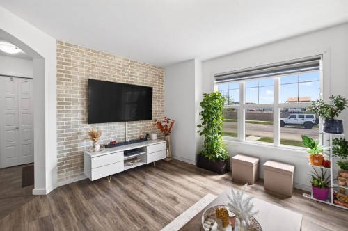 318 Teasdale Drive, Red Deer, AB - Indoor Photo Showing Living Room
