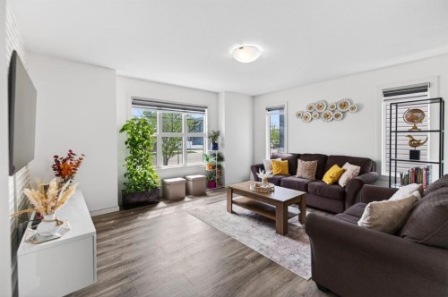 318 Teasdale Drive, Red Deer, AB - Indoor Photo Showing Living Room