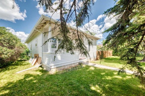 212 5 Avenue, Strathmore, AB - Outdoor
