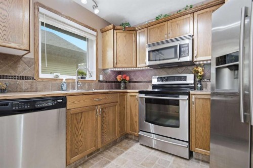 15 Reynolds Road, Sylvan Lake, AB - Indoor Photo Showing Kitchen