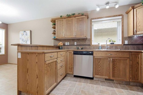 15 Reynolds Road, Sylvan Lake, AB - Indoor Photo Showing Kitchen