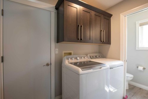 5933 45 Street Crescent, Innisfail, AB - Indoor Photo Showing Laundry Room