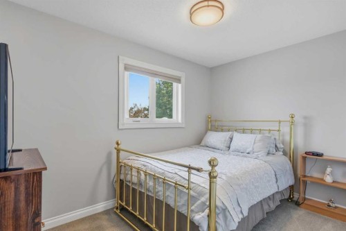 5933 45 Street Crescent, Innisfail, AB - Indoor Photo Showing Bedroom