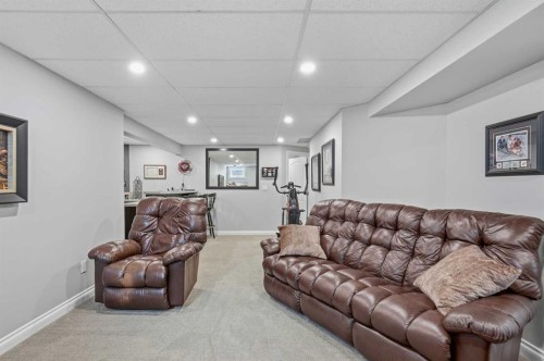 5933 45 Street Crescent, Innisfail, AB - Indoor Photo Showing Living Room