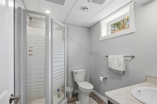5933 45 Street Crescent, Innisfail, AB - Indoor Photo Showing Bathroom