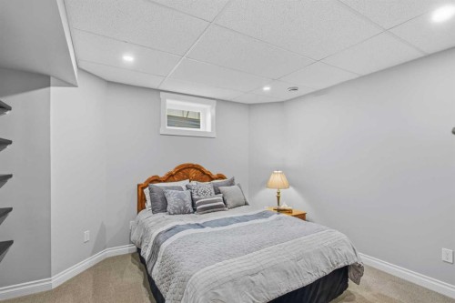 5933 45 Street Crescent, Innisfail, AB - Indoor Photo Showing Bedroom