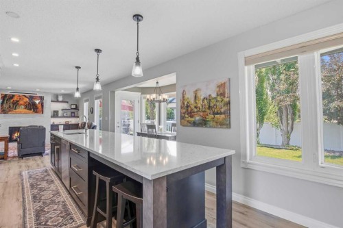 5933 45 Street Crescent, Innisfail, AB - Indoor Photo Showing Kitchen With Upgraded Kitchen