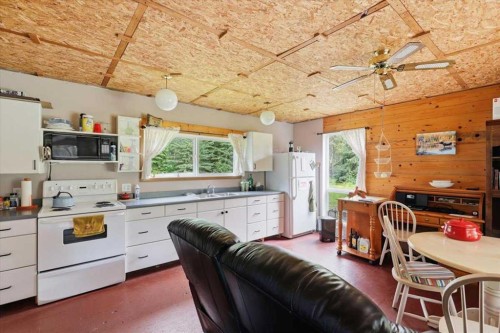 1301 Glen Haven Crescent, Mulhurst Bay, AB - Indoor Photo Showing Kitchen