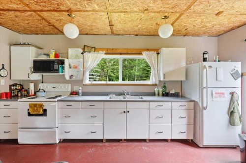 1301 Glen Haven Crescent, Mulhurst Bay, AB - Indoor Photo Showing Kitchen