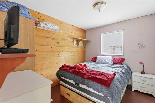 1301 Glen Haven Crescent, Mulhurst Bay, AB - Indoor Photo Showing Bedroom