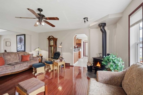 6026 47 Street, Innisfail, AB - Indoor Photo Showing Living Room