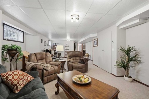 6026 47 Street, Innisfail, AB - Indoor Photo Showing Living Room