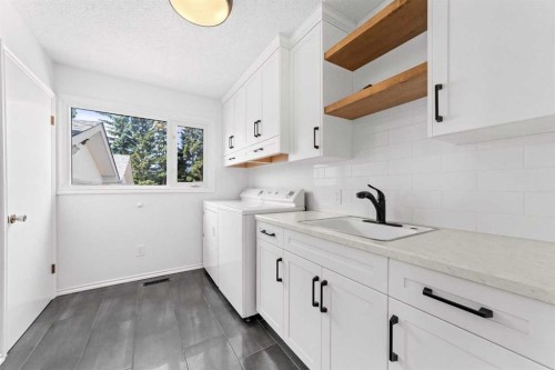 5209 51 Street, Castor, AB - Indoor Photo Showing Laundry Room