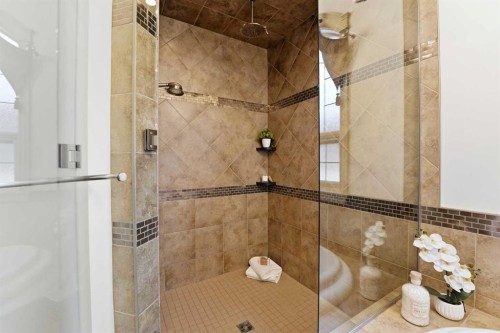 68 Oakwood Close, Red Deer, AB - Indoor Photo Showing Bathroom